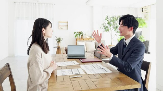 訪問営業をするビジネスマン