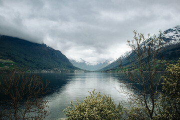 Wodospad w drodze do lodowca Briksdalen w Norwegii © neskama