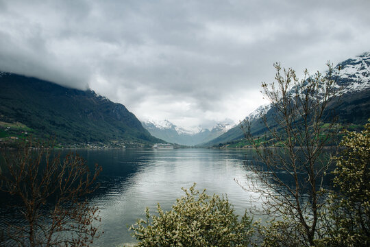 Wodospad w drodze do lodowca Briksdalen w Norwegii