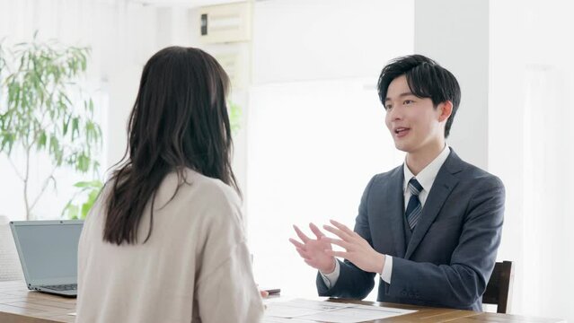 訪問営業をするビジネスマン