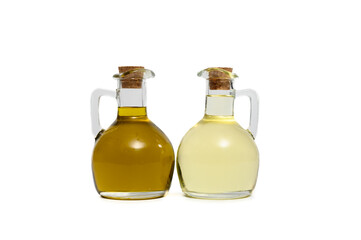 Zdrowe oleje tłuszcze w szklanych butelkach na białym tle, jaki olej wybrać