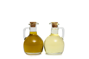 Szklane karafki pelne oleju rzepakowego i olowy z oliwek izolowane na białym tle