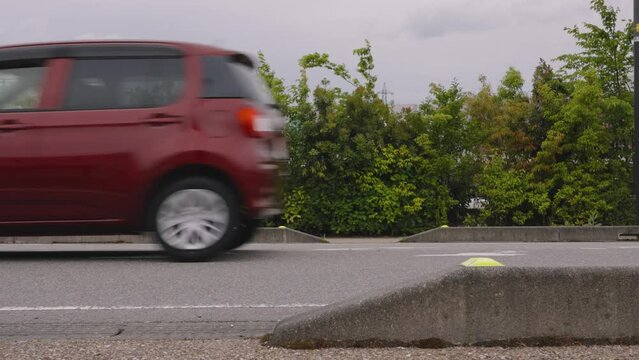 car and bicycle on the roads of Japan. car and bicycle passing in front of camera. The sound of car　and bicycle passing. 日本の道路を走る自転車と自動車。カメラの前を横切る自転車と自動車。自転車と自動車が通る音。