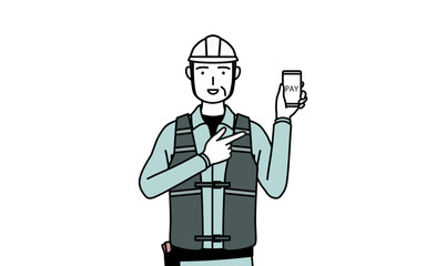 スマホのキャッシュレス・オンライン決済を勧めるヘルメットと作業着姿のシニア男性技師