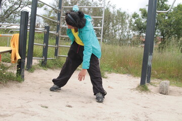 Obraz premium young man doing exercises outdoors with headphones