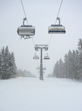 Germany, North Rhine Westphalia, Winterberg, Ski lift in Sauerland area