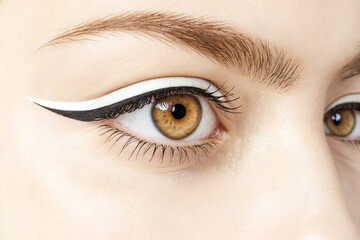 Obraz premium Close-up of a Woman's Eye with Bold White Eyeliner