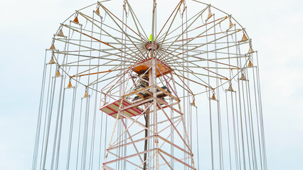 Obraz premium wings in an amusement park, capturing joy and excitement of the ride...