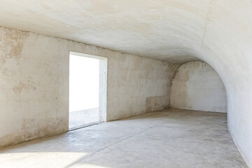 Obraz premium Empty Room with a Doorway and Arched Ceiling