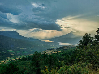 Panorama sur le lac de Serre-ponçon - Alpes - France