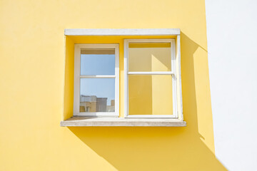 Obraz premium Yellow Wall with Window and White Trim