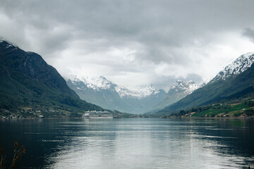 Krajobraz Norwegii w pochmurny dzień