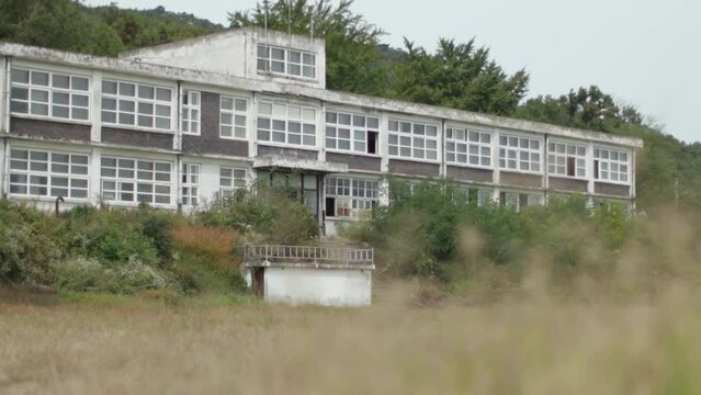 자연에 둘러싸인 폐건물