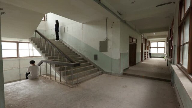 버려진 학교 건물에서 사색하는 학생들