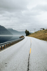 Droga wzdłuż fiordu w Norwegii © neskama