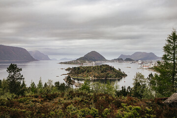 Widok na Alesund w Norwegii © neskama