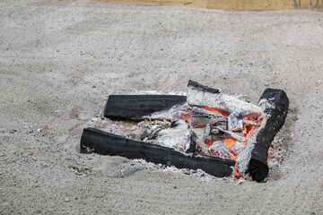 赤々と燃える囲炉裏の火