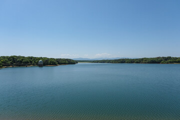 歴史的建造物に指定された多摩湖の二つの取水塔