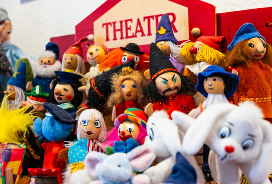 Viele Handpuppen eines Kasperltheaters, Symbolbild