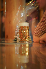 Bierkrug auf dem Bartisch