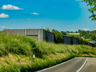 Lärmschutzwand schirmt ein Wohngebiet ab