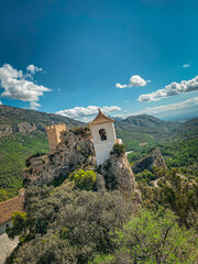Guadalest: Charmantes Bergdorf in Spanien bei Sonnenschein mit Blauem See