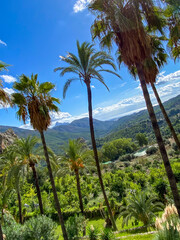 Obraz premium Guadalest: Charmantes Bergdorf in Spanien bei Sonnenschein mit Blauem See
