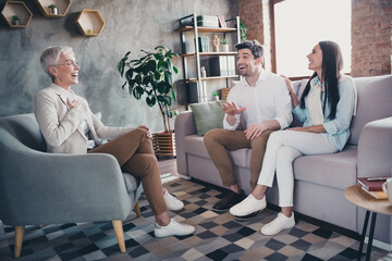 Obraz premium Photo of young couple speak laugh appointment psychotherapist loft interior office indoors