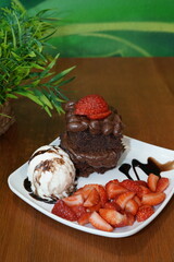 Brownie de Chocolate Morango e Sorvete