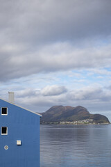 Niebieski budynek na wybrzeżu Norwegii, Alesund © neskama