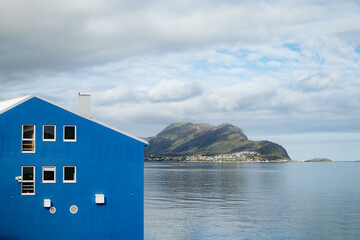 Niebieski budynek na wybrzeżu Norwegii, Alesund © neskama