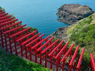 山口県　元乃隅稲成神社　鳥居と海