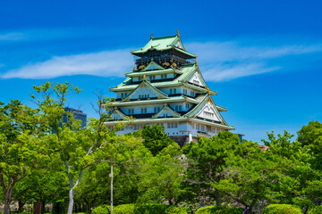 青空に映える大阪城の天守閣