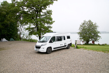 Wohnmobil und Camper auf einem Campingplatz am Wörthsee in Bayern 