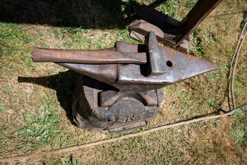 Bigorna e martelo de ferreiro ao ar livre. Conceito feito à mão, artesanato e ferraria