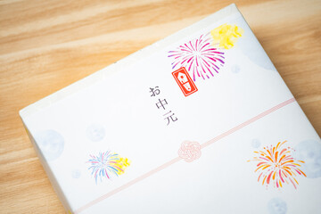 お中元とナチュラル木材背景