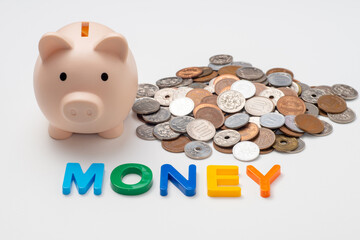 豚の貯金箱と小銭とmoneyの文字
タグ	
