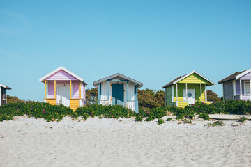 Skanör Strand in Südschweden. Farbfrohe Strandhütten in Schweden. 
