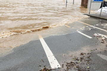 Überflutung nach Starkregen, gesperrte Straßen nach extremer Wetterlage.