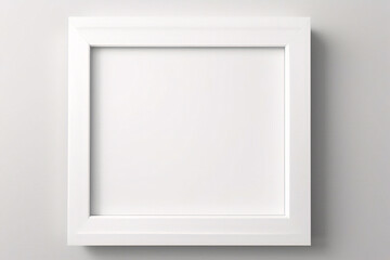 Fototapeta premium Imagen mínima de marco cuadrado blanco vacío simulada colgada sobre fondo de pared blanca con luz y sombra de ventana. aislar imagen 