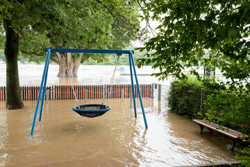 Überflutung von Spielplatz nach Starkregen und extremer Wetterlage.