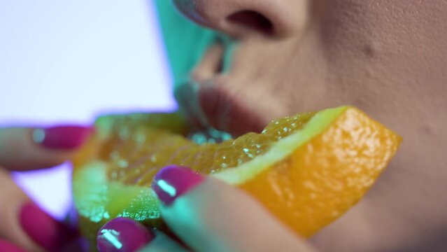 Kobieta gryzie soczysty owoc pomarańczy