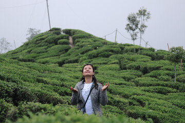 Model throwing tea leaves in the air
