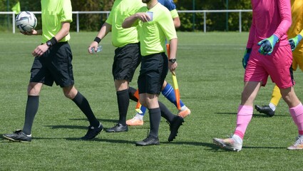 l'arrivée des arbitres et des joueurs au match de football