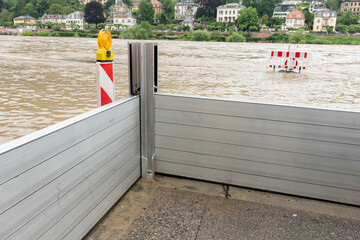 mobile Schutzwand aus Aluminium als Hochwasser Schutz und Barriere  nach Starkregen schützt vor...