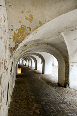 Obraz premium Neumarkt, Egna, Dorf, Lauben, Laubengang, historische Häuser, Weinstrasse, Unterland, Südtirol, Etsch, Etschtal, Weinberge, Weinbauer, Weindorf, Frühling, Sommer, Italien