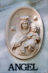 Religiöse Symbole an den Gräbern auf einem Friedhof in Chiclana, Andalusien, Spanien