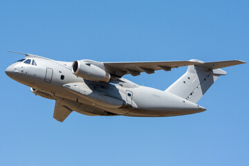 Avión de transporte táctico militar