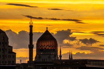 Obraz premium Yenidze Building in Dresden Silhouetted Against a Vibrant Sunset Sky