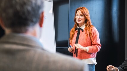 Obraz premium Businesswoman explaining strategy to colleague in conference room